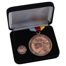 Vale La Pena Award Kit Medal and Pin